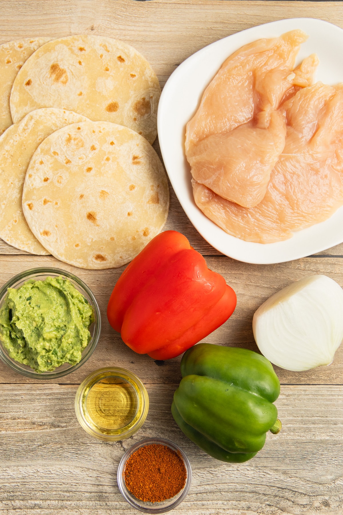 This is a picture of the ingredients used to make chicken fajita tacos.